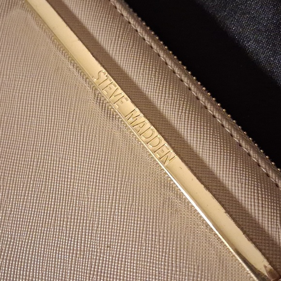 Steve Madden Beige Wristlet with Gold Accents .like New - Picture 4 of 12